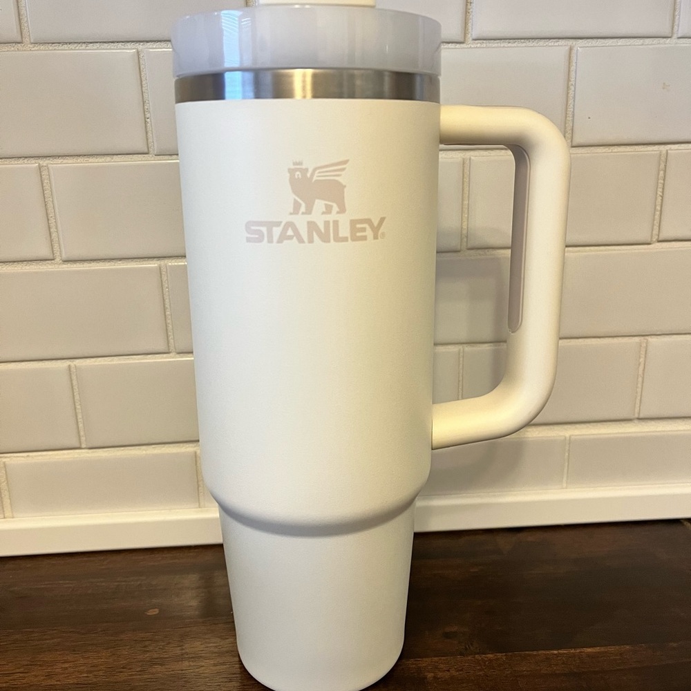 Stanley 30oz cup with straw and lid EUC and silicone protective boot